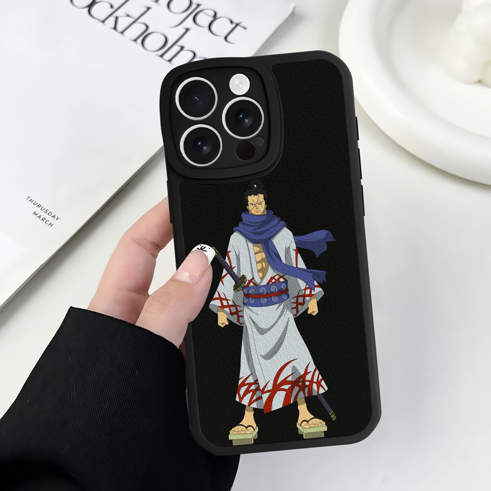 （画像用） ワンピース ロロノア・ゾロ ONE PIECE Roronoa Zoro 【iPhone 16シリーズ対応】シリコンスマホケース（レザー調） 材質：シリコン